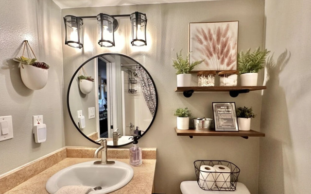 Das Tree Haus 1 Bedroom Home by NW Comfy Cabins by RedAwning