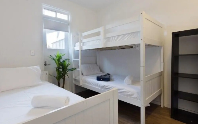 Casuarina Apartment 200m from the Beach