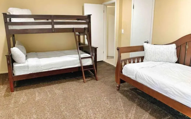 Ultimate Backyard-Pool/Spa. Slide. Lakeview. Ball