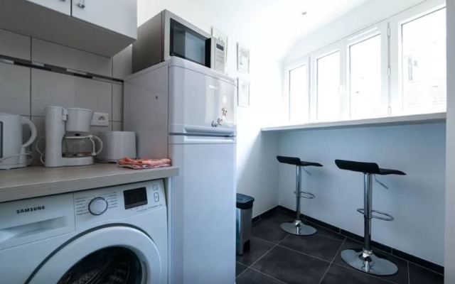 Sunny and Modern 1 Bedroom with Balcony