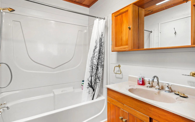 Bay Vista Views - Raglan Holiday Home