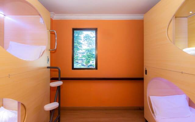 Momostay Capsule Hotel