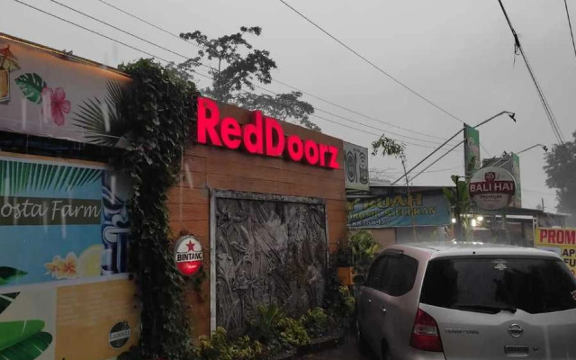 RedDoorz @ Jalan Raya Baturaden
