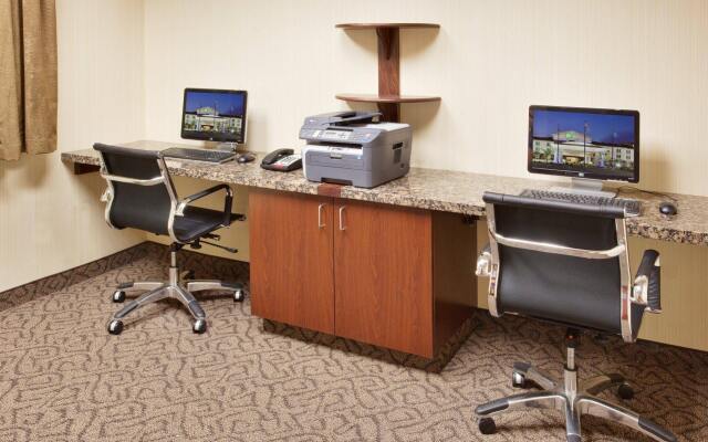 Holiday Inn Express & Suites Dinuba West by IHG