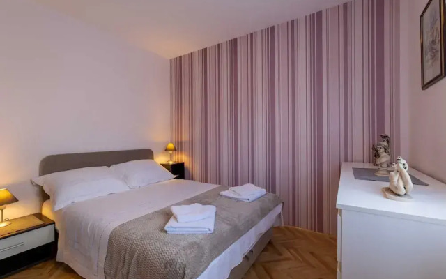 Kasteline Elegant Apartment With Balcony