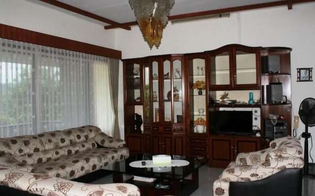 De Dago Pakar Villa by HouseinBandung