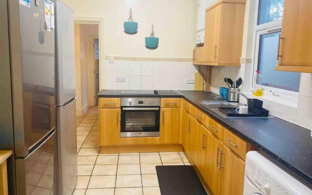 Immaculate 6-bed House in Coventry