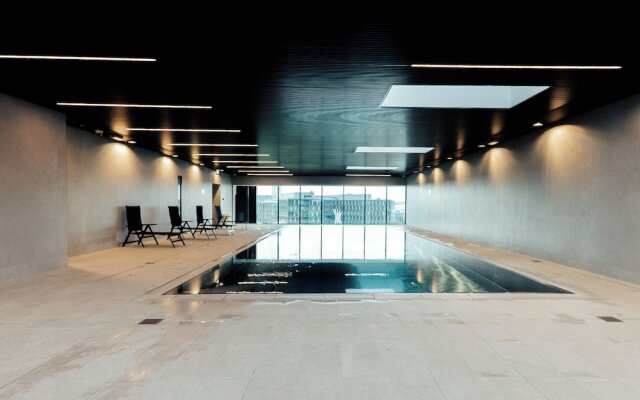Stylish Luxurious Apt w Pool & Gym ID214