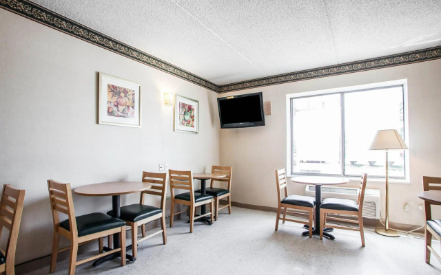 Rodeway Inn & Suites Milwaukee Airport