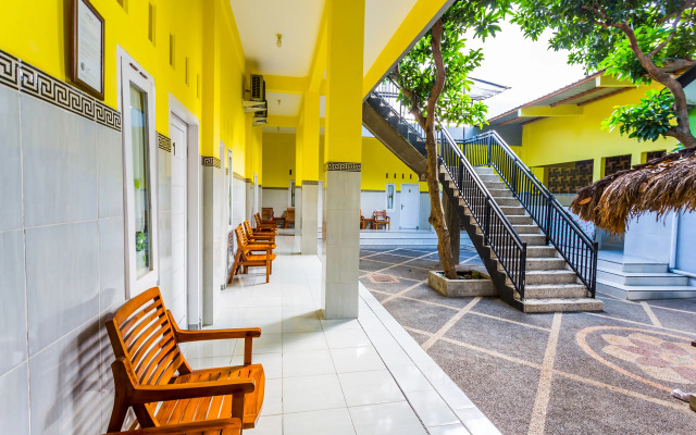OYO 1427 Azzahra Guest House Syariah