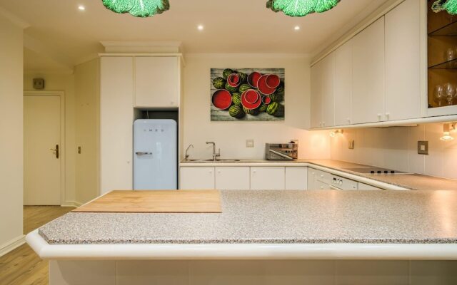 Contemporary Apartment Close to the Radisson Majolica