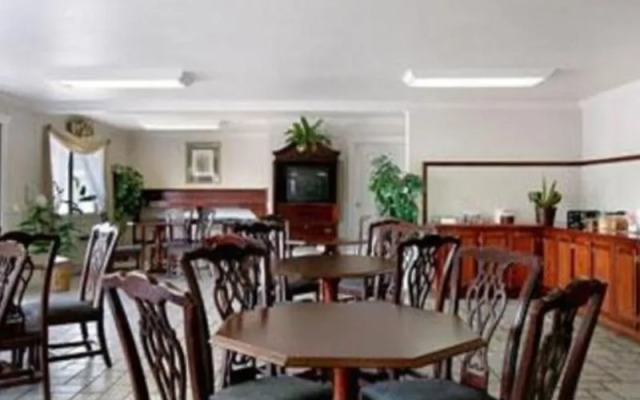 Econo Lodge Inn & Suites Central