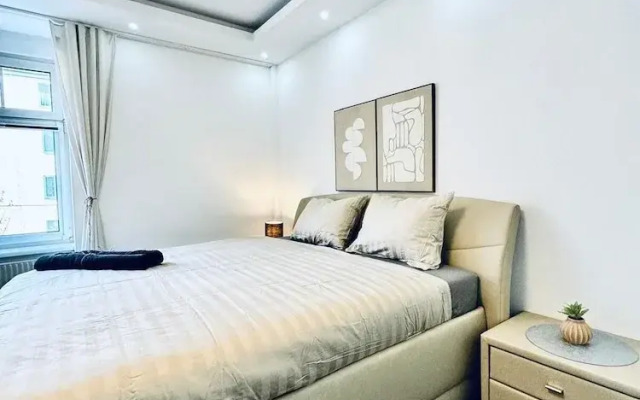 Spacious 7BR Apartment Prime Location
