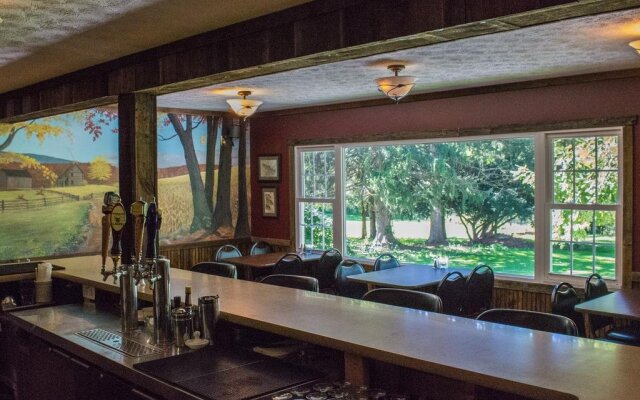 Edgewater Inn & Riverside Grill