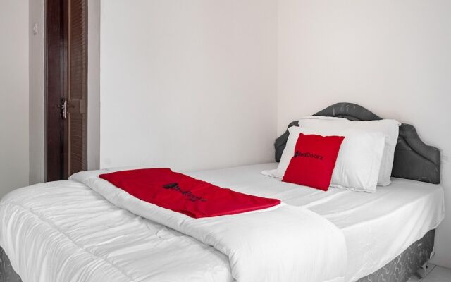 RedDoorz Plus @ Gunungsari Surabaya