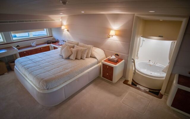 Mabruk lll Yacht