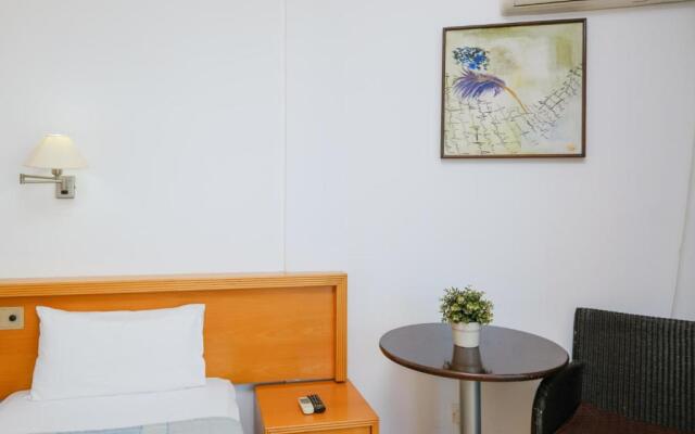 Mackenzie Beach Hotel & Apartments