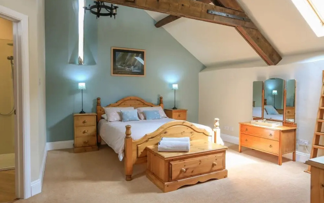 Easton Court - Large Character Barn Near Salcombe