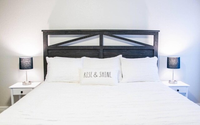 Modern Farmhouse - 2 Blocks to Downtown Square!