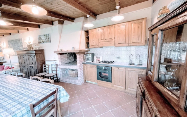 Vicolo - Sleeps 5 With air Con, Wifi, Balcony for Dining and Pool