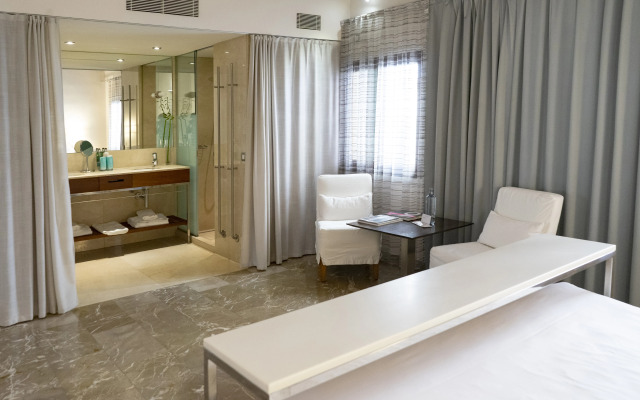 Petit Palace Hotel Tres