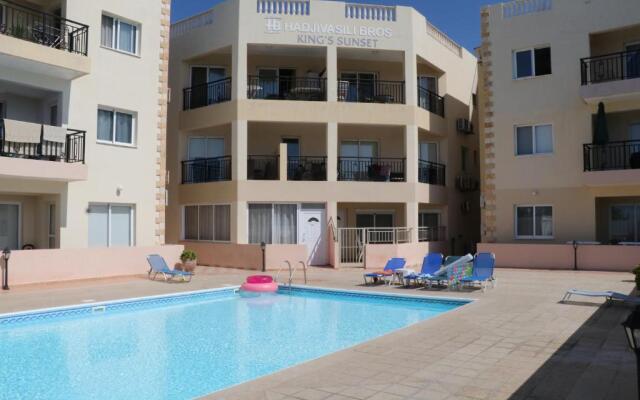 Sunset apartment with pool & 10 mins to Venus beach