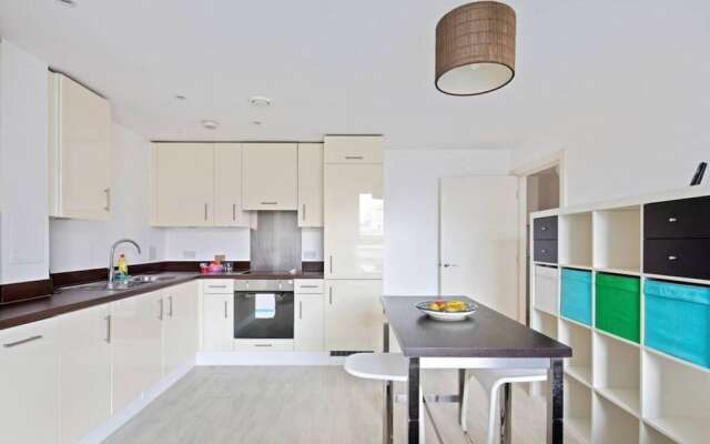 Sleek & Spacious 4 Sleeper, 5 Mins to Moorgate