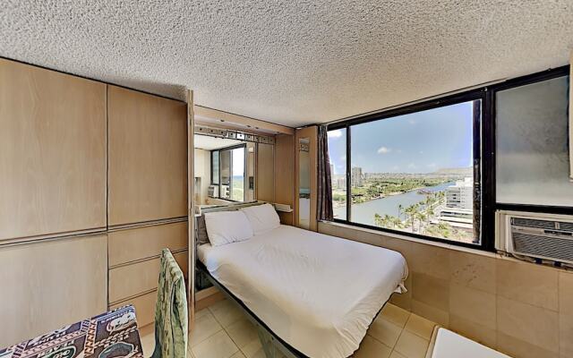 Hawaiian Monarch 1607 Condo by Redawning