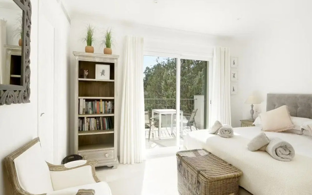 Villa on the Foot of La Font Hills