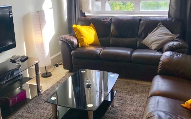 Central 2 Bed Apt Next To Victoria Station