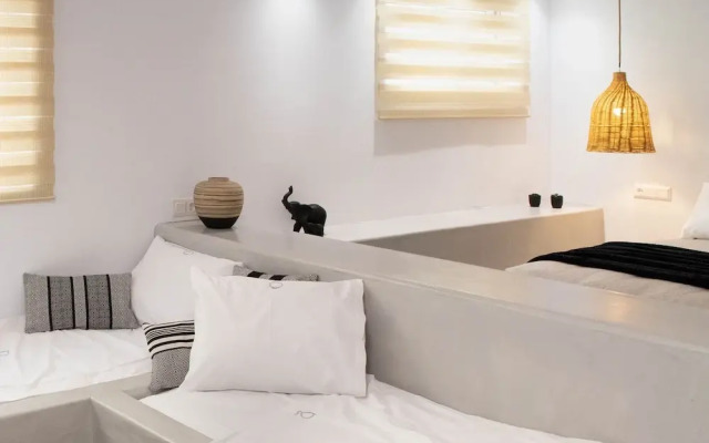 Pebble Luxury Suite by the Sea