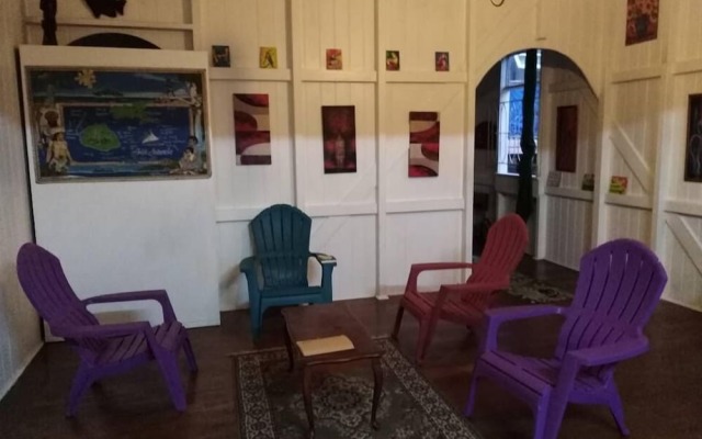 Colonial Lodge