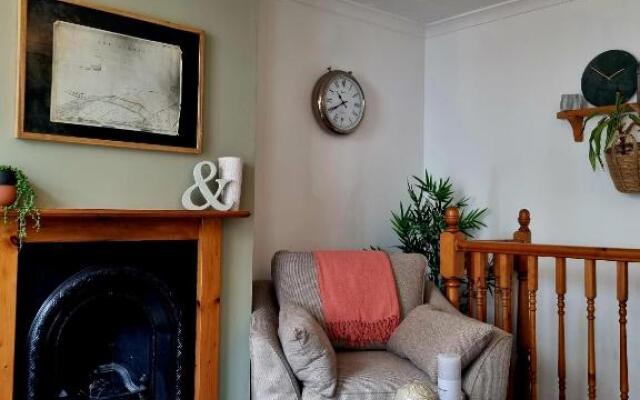 2 bedroom house within walking distance of town