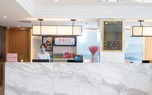 Holiday Huadu Hotel (Zhumadian Railway Station)