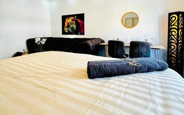 Spacious 7BR Apartment Prime Location