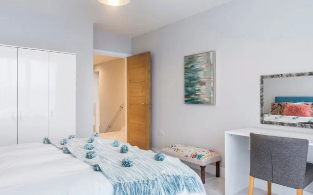 Stylish new Home With Parking - King Beds Garden