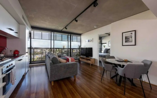 Stylish 2-bed Apt in Southbank With Parking