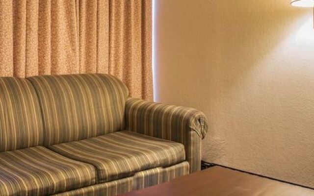 Econo Lodge Inn & Suites Lumberton