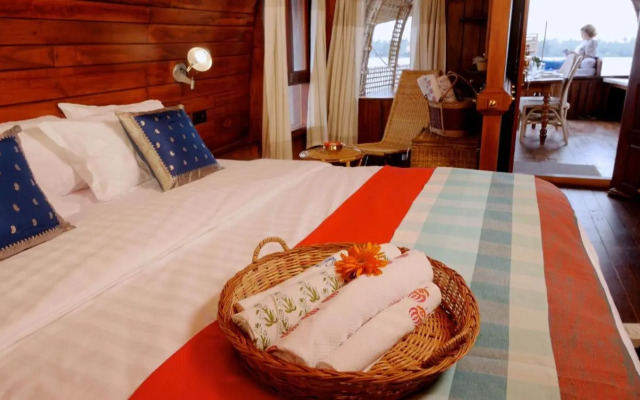 Soma Houseboat