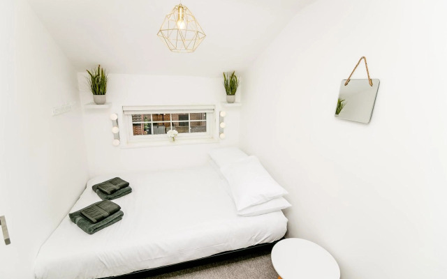 New City House, Great Location - With Parking