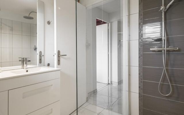 Panoramic White House Suite in Tulle