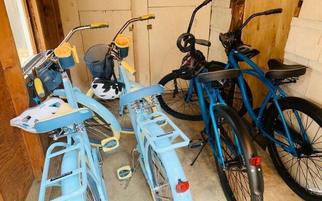 Inviting Bungalow Next to UNC - Free cruiser bikes!