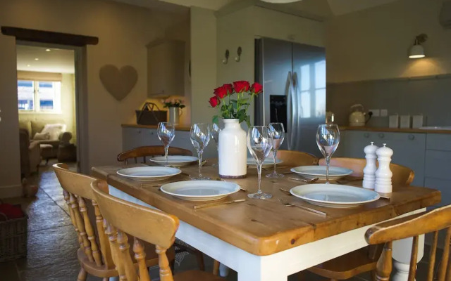 Classic Cotswolds Getaway in Radcot