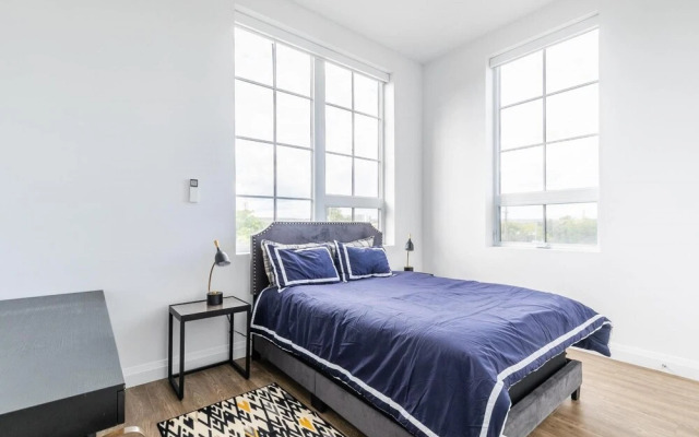 Grand 2Br Dundurn Loft Rooftop Terrace With Sunbeds Parking Gym