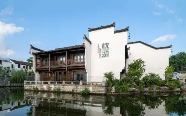 Zhenhu Homestay (Jiandemeicheng Ancient Town)