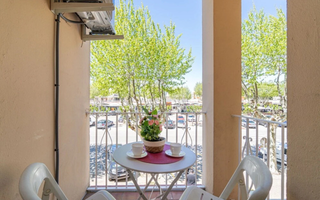 Apartment in Empuriabrava Near Sandy Beach