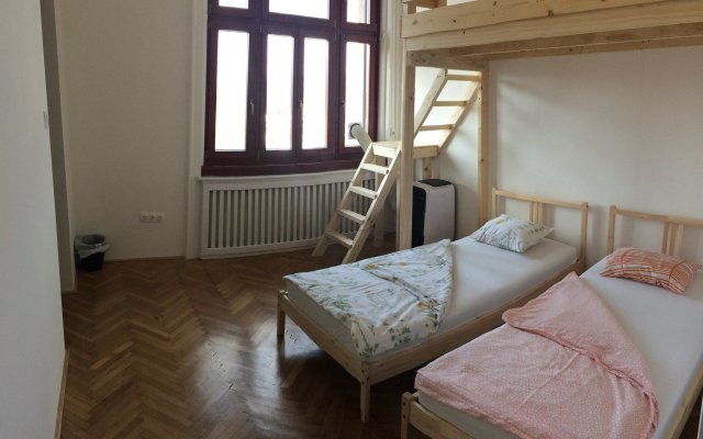 Baroque Hostel & Coworking