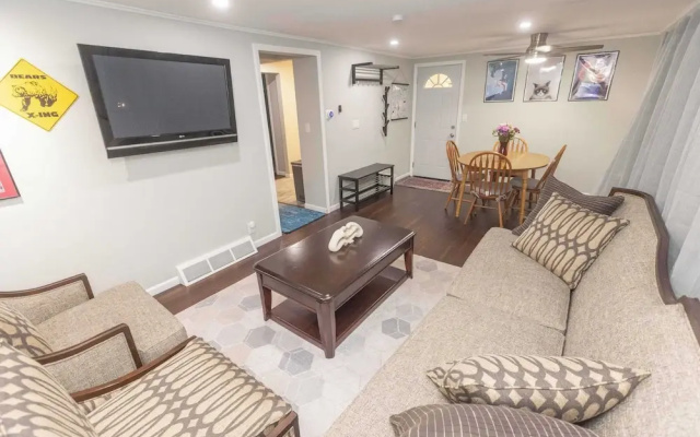 Chic Lake Geneva Apartment in Desirable Location!