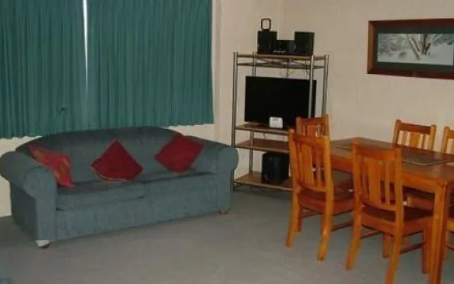 Attunga Alpine Lodge Apartments – Guest Rooms – Falls Creek