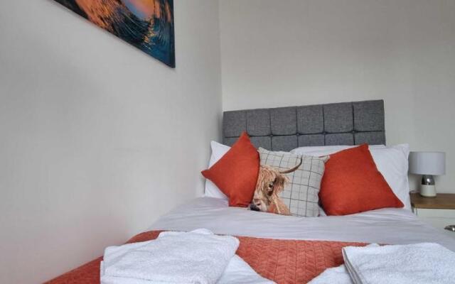 Near City Centre 4 Bed 2 Bath House with Parking, Digbeth, Birmingham